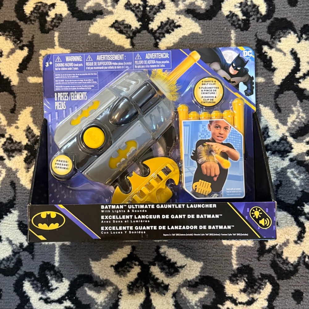 Batman DC Ultimate Gauntlet Launcher 8 pcs 6 Darts